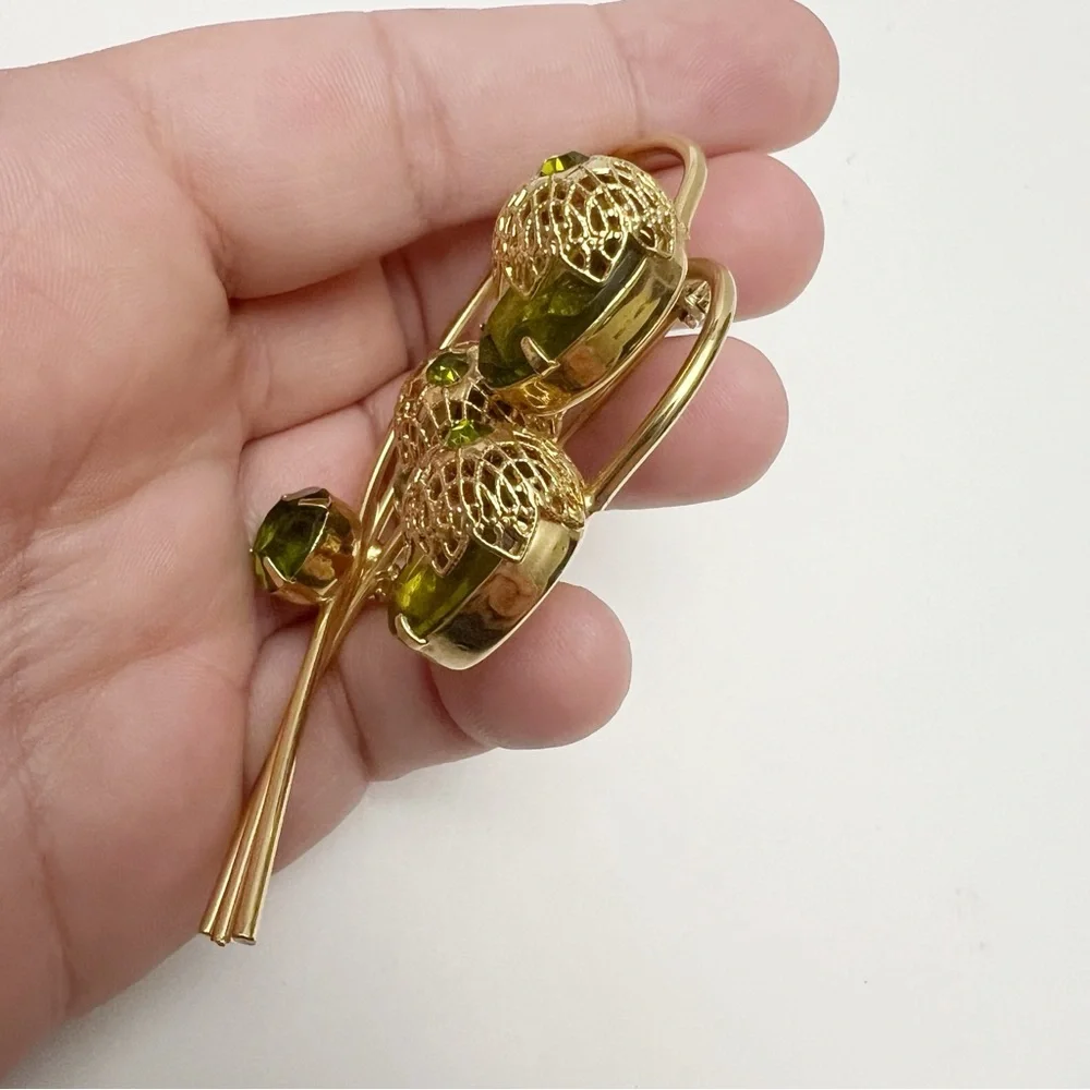 Vintage Sarah Coventry Touch of Elegance Green Glass Goldtone Filigree Brooch